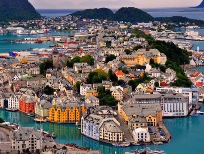 Điểm thu hút của ngôi làng còn ở chỗ nằm trên hòn đảo tuyệt đẹp và được bao quanh bởi nhiều vịnh nhỏ, tạo nét đẹp độc đáo khi có sự cân bằng giữa sắc nước và mây trời.