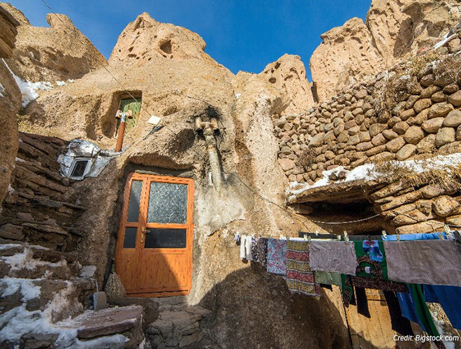 Với hơn 700 năm tuổi, Yvoire là một trong những ngôi làng cổ đẹp nhất của đất nước Pháp. Trải qua hơn 7 thế kỷ, qua bao thăng trầm cùng những biến cố, song, Yvoire vẫn giữ được nét cổ kính, đặc sắc.