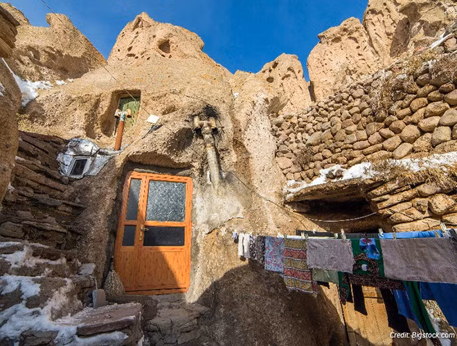 Với hơn 700 năm tuổi, Yvoire là một trong những ngôi làng cổ đẹp nhất của đất nước Pháp. Trải qua hơn 7 thế kỷ, qua bao thăng trầm cùng những biến cố, song, Yvoire vẫn giữ được nét cổ kính, đặc sắc.