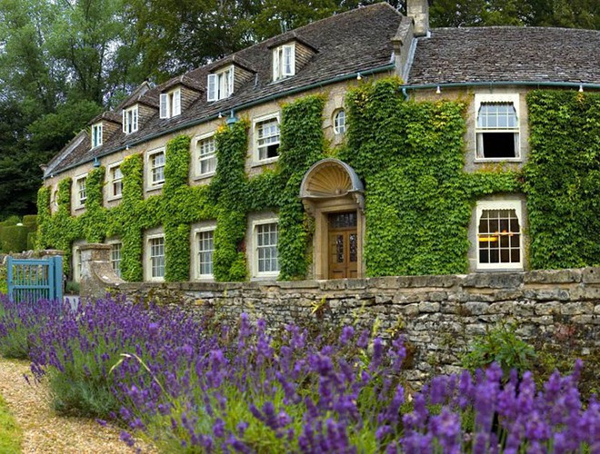 Cả ngôi làng được bao phủ bởi gam màu trầm, cổ kính và yên bình. Để giúp cho bức tranh thiên nhiên nơi đây có thêm nét chấm phá, người dân Bibury đã trồng hoa, các dây leo… tạo ra một màu sơn mới, hoàn toàn tự nhiên.