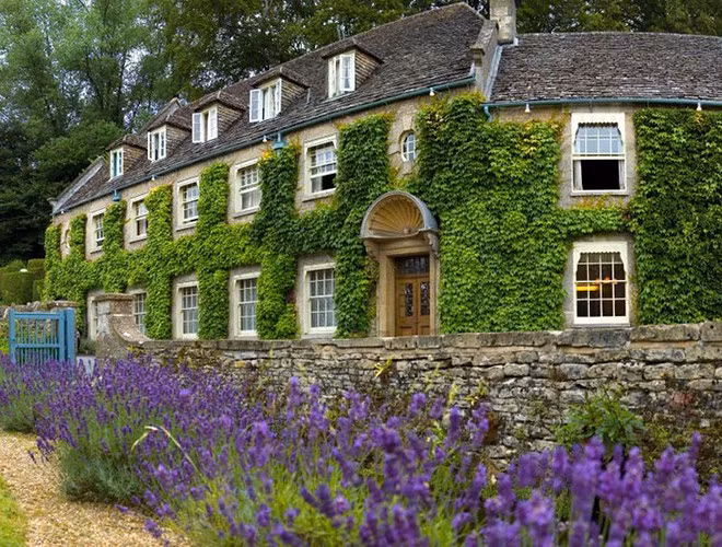 Cả ngôi làng được bao phủ bởi gam màu trầm, cổ kính và yên bình. Để giúp cho bức tranh thiên nhiên nơi đây có thêm nét chấm phá, người dân Bibury đã trồng hoa, các dây leo… tạo ra một màu sơn mới, hoàn toàn tự nhiên.