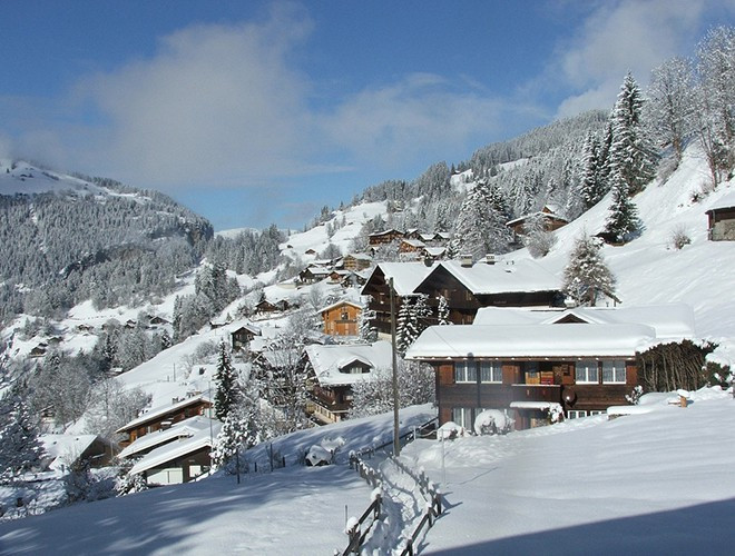 Ngôi làng cổ được ví như thiên đường trong truyện cổ tích mang tên Wengen thuộc Canton Bern, Thụy Sĩ. Nét độc đáo của ngôi làng là những ngôi nhà bằng gỗ, tuyết phủ quanh năm.