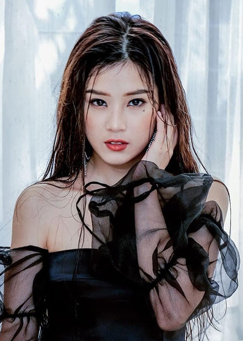 Trong vài năm trở lại đây, Hoàng Yến mạnh dạn mặc gợi cảm.