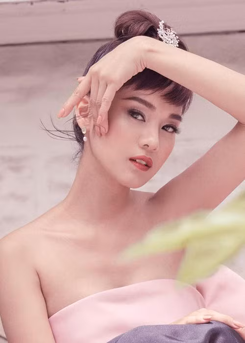 Nữ ca sĩ sinh năm 1995 lựa chọn mức độ gợi cảm phù hợp, chứ không mặc phản cảm để gây chú ý.