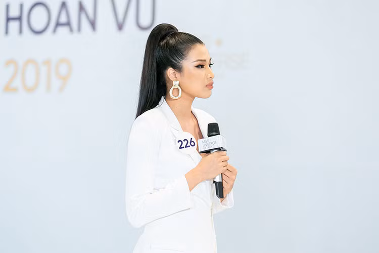 Được biết, ở phần phỏng vấn, Nguyễn Thị Thành được ban giám khảo hỏi về các scandal trong quá khứ. Tuy nhiên, cô xin phép ban giám khảo không nhắc lại chuyện đã qua dù nhận sai. Giám khảo Vũ Thu Phương cảm thấy không hài lòng trước câu trả lời của Nguyễn Thị Thành: “Em không muốn nhắc lại sai lầm. Ngày hôm nay, em đứng ở đây, chị cho em cơ hội để thừa nhận sai lầm một lần nữa trước rất nhiều người và em chưa cho thấy trái tim dũng cảm của em”. Ảnh: BTC