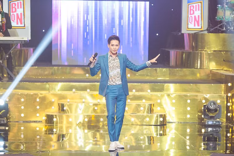 Anh tiếp tục theo đuổi con đường ca hát.