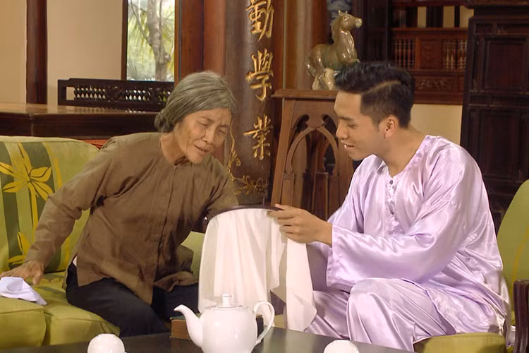 Tính cách ẻo lả của Xuân khiến Khải Duy không hài lòng. Anh thậm chí từng bị Khải Duy đánh vì học kém.