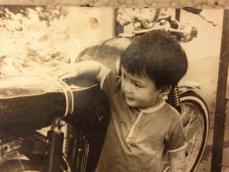 Nam ca sĩ có cha là công chức nhà nước và cũng là nhà giáo còn mẹ anh là một bác sĩ dở dang trên con đường học vấn.