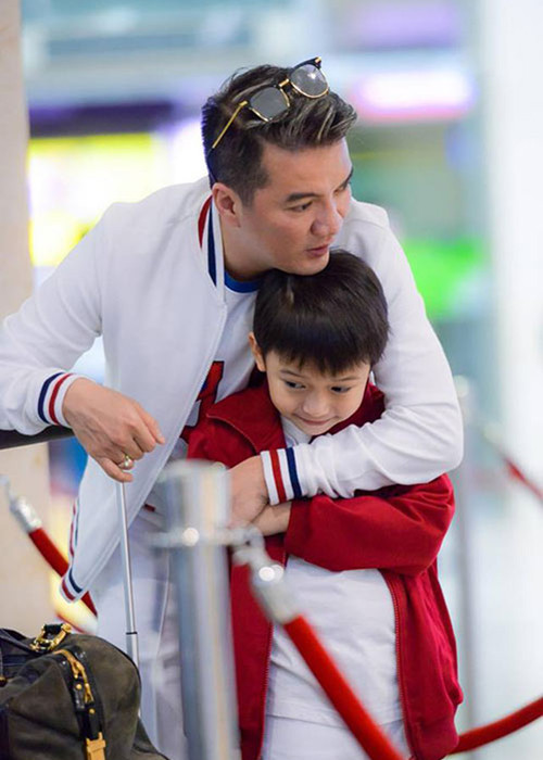 Là một người cha nên "ông hoàng nhạc Việt" cảm thấy thương xót cho cậu bé 4 tuổi ở Tiền Giang bị bố đánh. Ảnh: Khám phá