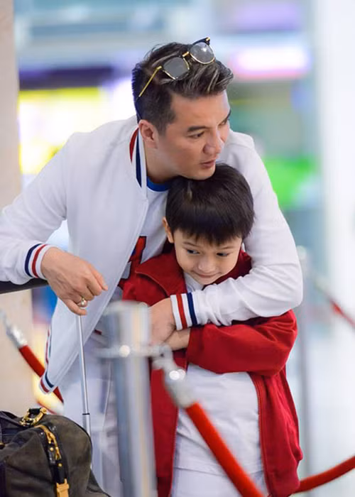 Là một người cha nên "ông hoàng nhạc Việt" cảm thấy thương xót cho cậu bé 4 tuổi ở Tiền Giang bị bố đánh. Ảnh: Khám phá