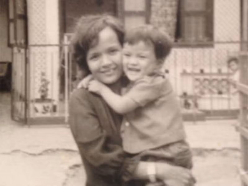 Cuộc sống của gia đình Đàm Vĩnh Hưng đầm ấm cho đến khi nam ca sĩ lên 10 tuổi.