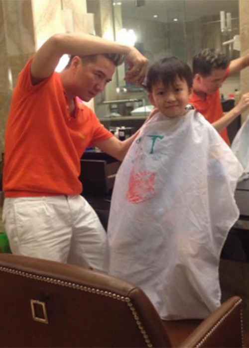 Mr Đàm thương yêu cậu con trai nuôi như con đẻ.