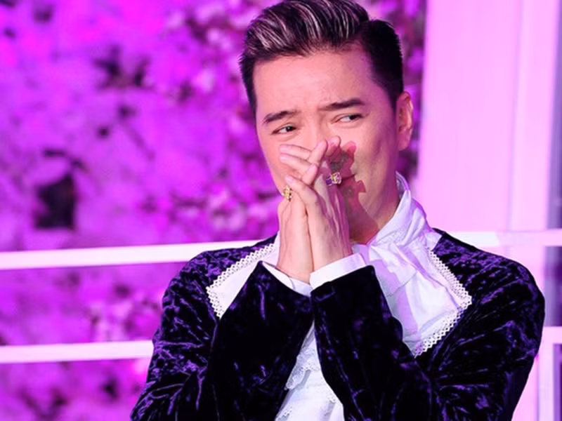 Mr Đàm cho biết, anh không kiềm chế được cảm xúc khi xem clip vì lúc nhỏ anh chịu nhiều đòn roi. Ảnh: Zing