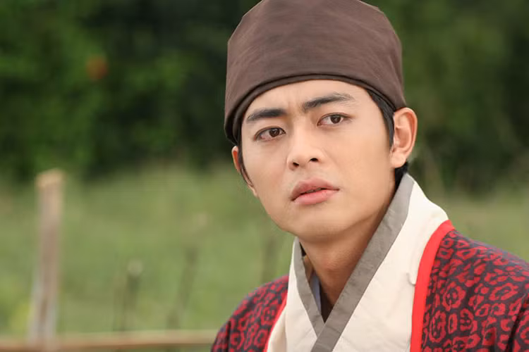 Quốc Huy từng theo học trường Đại học Sân khấu - Điện ảnh TP HCM. Khi là sinh viên năm thứ nhất, anh có vai nam chính trong bộ phim "Ngũ quái Sài Gòn".