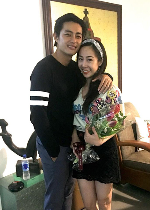 Trên trang cá nhân, Thanh Bình của "Tiếng sét trong mưa" thường viết lời ngọt ngào gửi đến bạn gái và chia sẻ hình ảnh giữa hai người.