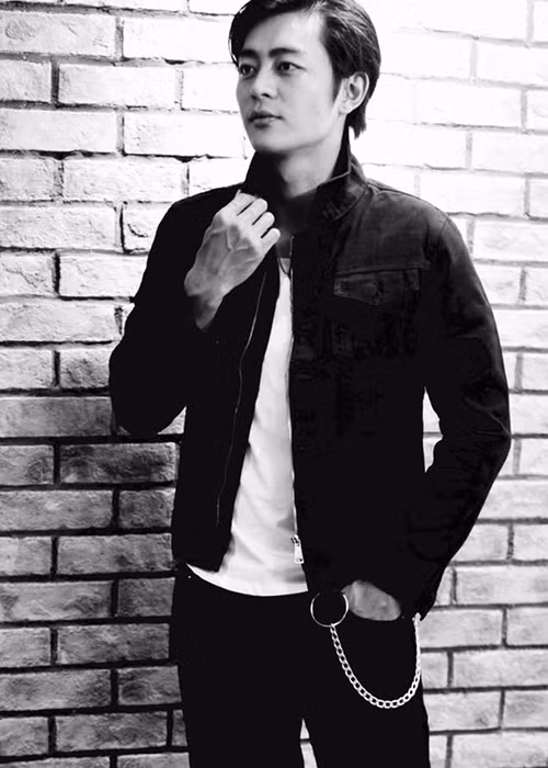 Nam diễn viên phim "Tiếng sét trong mưa" sở hữu vóc dáng cao ráo, gương mặt nam tính.