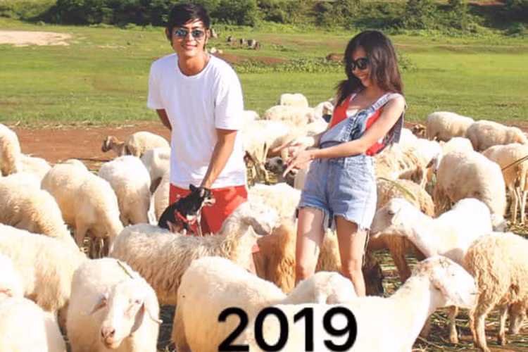 "Dạo này em nói anh ít lãng mạn như lúc mới yêu. Chắc tại cuộc sống và thời gian đang dần thay đổi anh. Nhưng đối với anh bây giờ chỉ cần có những người để yêu thương, đó là gia đình. Có hai đứa mình, đó là hạnh phúc. Chỉ cần “mình yêu nhau yêu nhau bình yên thôi” là đủ", Quốc Huy viết kỷ niệm 10 năm anh và bạn gái hẹn hò.