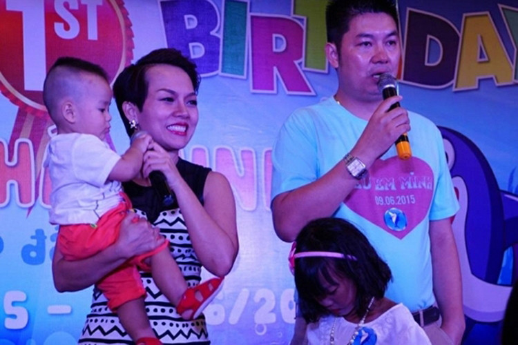 Ngay sau khi sinh con, Thùy Linh được ông xã cưng chiều hơn, phần lớn những buổi diễn của cô đều có ông xã đi cùng.