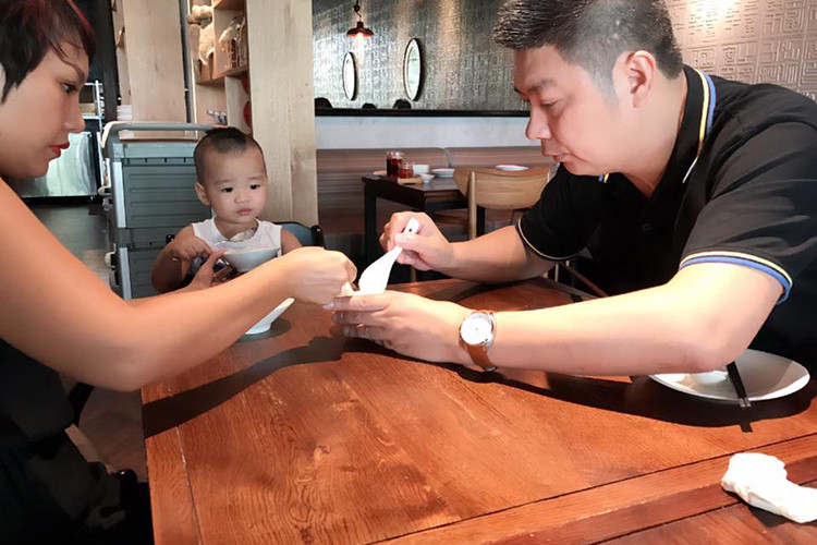 Ông xã của Thái Thùy Linh cũng giúp vợ chăm sóc các con.