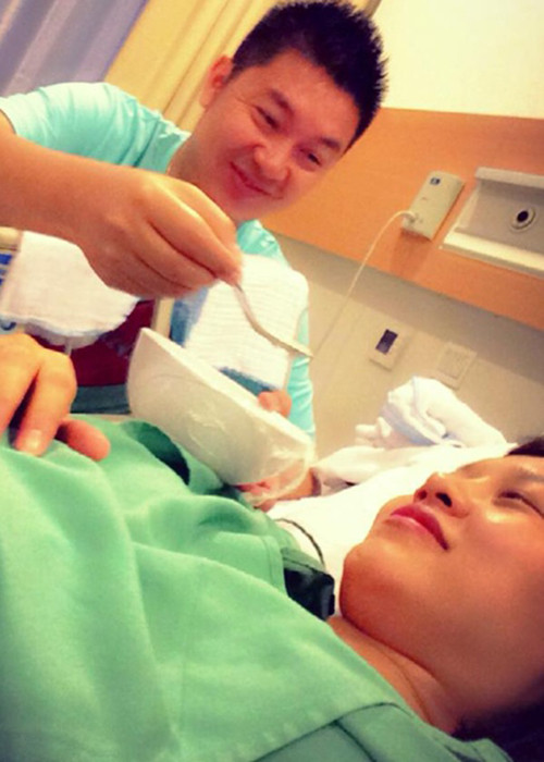 Cả hai có khoảng thời gian dài gắn bó cùng nhau trong các hoạt động thiện nguyện trước khi nảy sinh tình cảm.