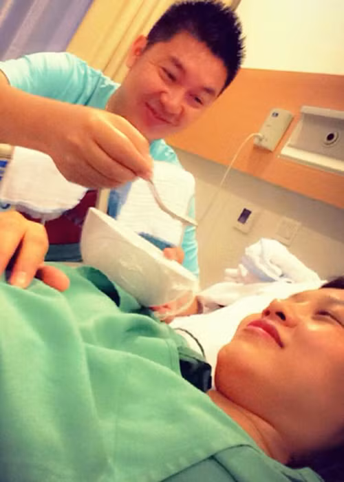 Cả hai có khoảng thời gian dài gắn bó cùng nhau trong các hoạt động thiện nguyện trước khi nảy sinh tình cảm.