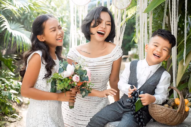 Sau hai lần đổ vỡ, Thái Thuỳ Linh hiện tại cho rằng đàn ông không còn là mối quan tâm của cô mà con cái chính là số 1, sau đó là âm nhạc. Mời quý độc giả xem video "Thái Thùy Linh trở lại với âm nhạc sau 8 năm vắng bóng". Nguồn VTC