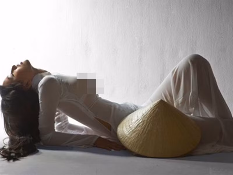 Trước Kacey Musgraves, không ít mỹ nhân Việt cũng bị ném đá vì diện áo dài phản cảm. Trường hợp của Mai Phương Thúy là một ví dụ điển hình.