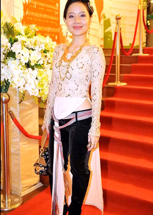 Mai Khôi cũng từng nhận không ít ý kiến chỉ trích khi buộc túm tà áo dài bằng dây lưng. Ảnh: Dân Việt