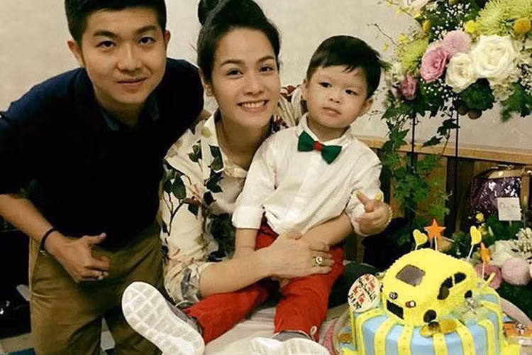 Nhật Kim Anh đóng vai Thị Bình trong “ Tiếng sét trong mưa”. Ngoài đời, cô kết hôn vào năm 2014 với doanh nhân Bửu Lộc. Tuy nhiên, cuộc hôn nhân này ngắn chẳng tày ngang.