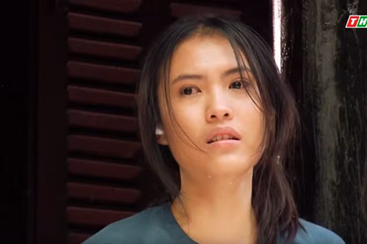 Kiều Khanh đảm nhận vai Hạnh Dung trong bộ phim “Tiếng sét trong mưa”. Ngoài đời, cô rất kín tiếng.