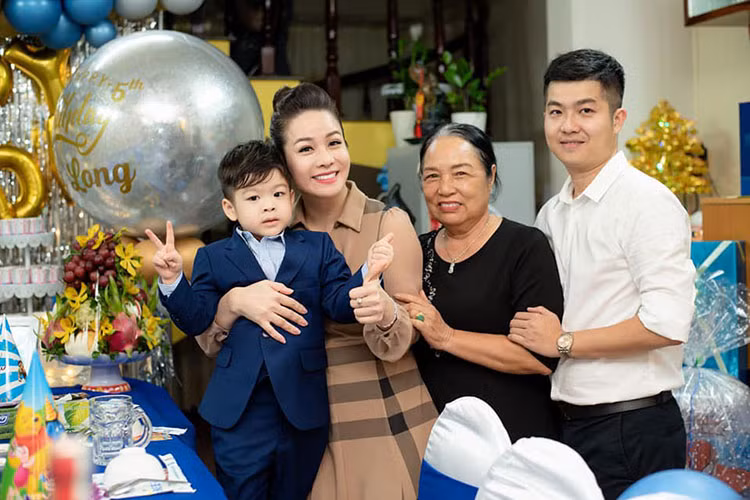 Nhật Kim Anh ly hôn cách đây 3 năm. Hiện tại, con trai của cô sống cùng gia đình nội. Nữ diễn viên cho biết cô sẽ giành lại quyền nuôi con.