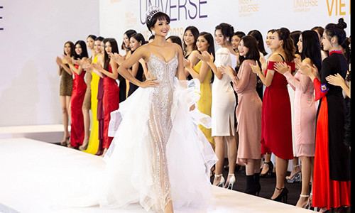 H’Hen Nie bat ngo dung dong hanh voi Hoa hau Hoan vu Viet Nam 2019