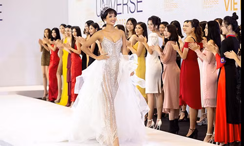 H’Hen Nie bat ngo dung dong hanh voi Hoa hau Hoan vu Viet Nam 2019