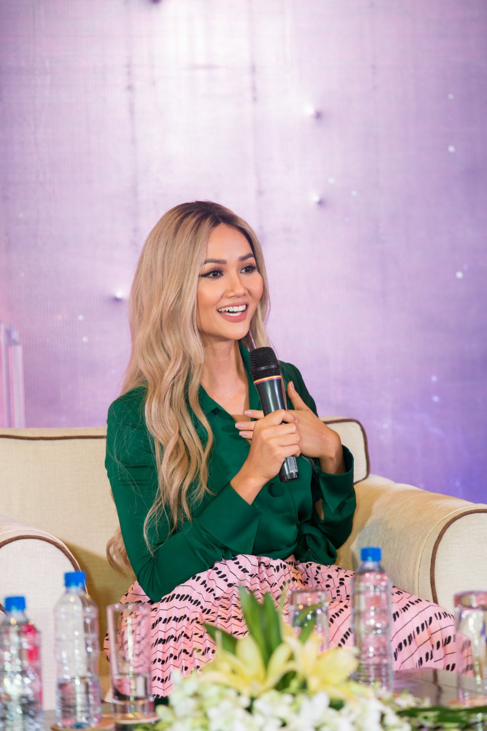 H’Hen Nie bat ngo dung dong hanh voi Hoa hau Hoan vu Viet Nam 2019-Hinh-2