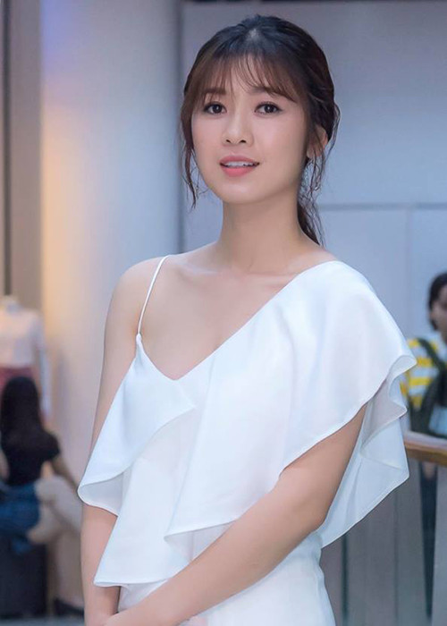 Oanh Kiều sở hữu vóc dáng mảnh mai.