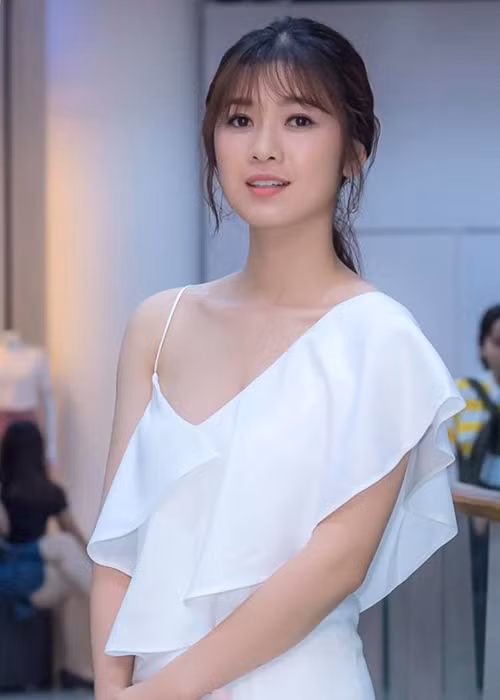 Oanh Kiều sở hữu vóc dáng mảnh mai.