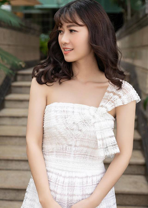 Nữ diễn viên diện váy trắng nhẹ nhàng có chút gợi cảm ở đời thường.