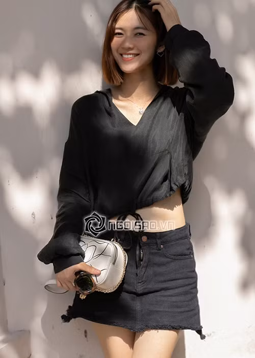 Oanh Kiều khoe vòng eo con kiến, đôi chân thon gọn với áo crop top và chân váy ngắn.