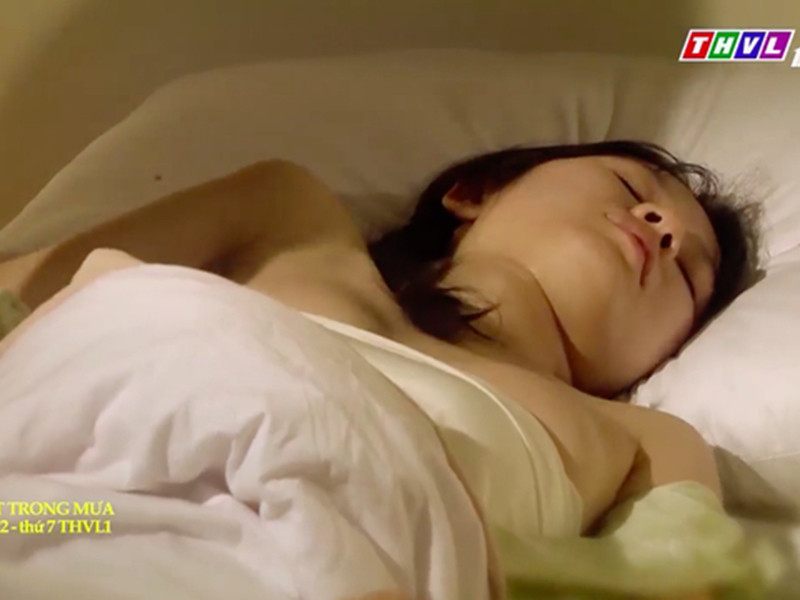 Dưới góc quay cận cảnh, Oanh Kiều - người đóng vai Phượng suýt nữa bán nude. Ảnh: Thế giới điện ảnh