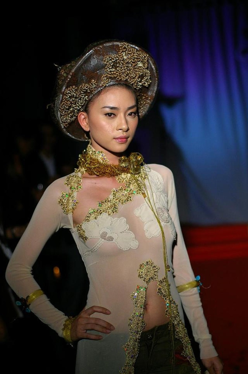 Ngoc Trinh mac ao dai lo “du het”... phan cam nhu ca si My-Hinh-3