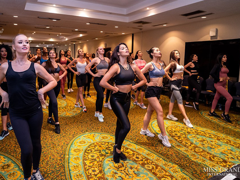 Trong loạt ảnh ban tổ chức đăng tải, không khó nhận ra Kiều Loan bởi cô xuất hiện ở trung tâm.