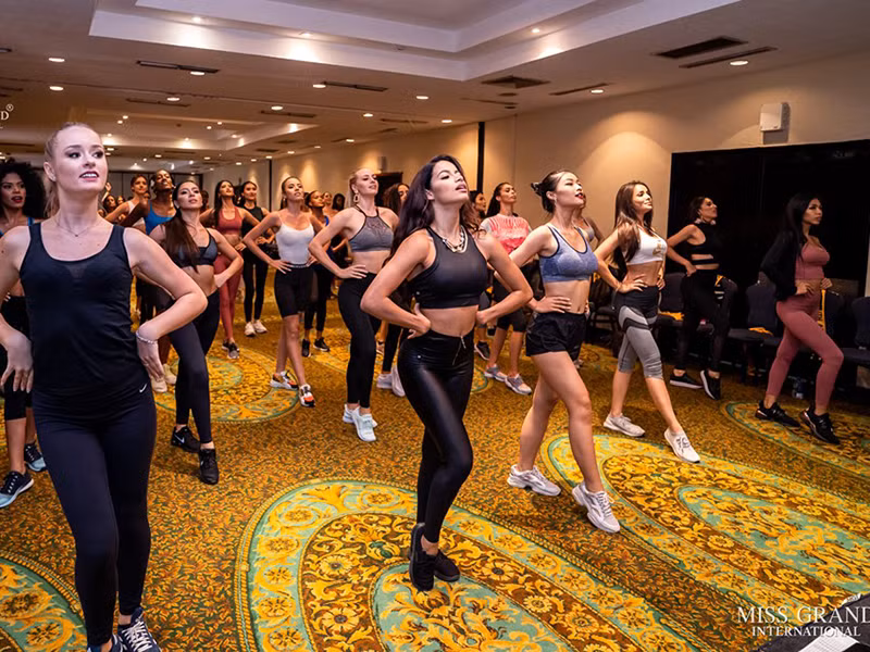 Trong loạt ảnh ban tổ chức đăng tải, không khó nhận ra Kiều Loan bởi cô xuất hiện ở trung tâm.