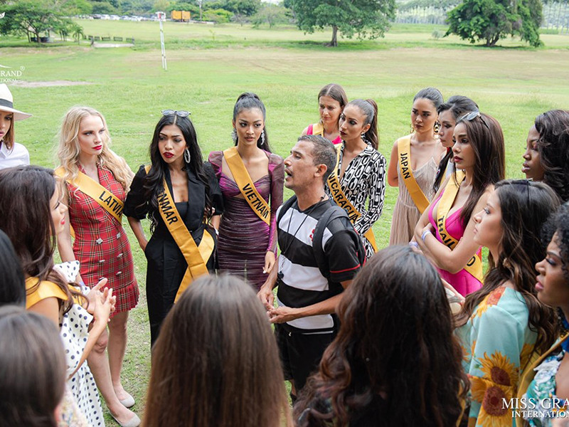 Dù một mình chinh chiến tại cuộc thi Hoa hậu Hòa bình Quốc tế mà không có sự trợ giúp của ê-kíp, Kiều Loan vẫn thể hiện khá tốt.