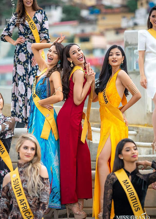 Đại diện Việt Nam giữ nụ cười rạng rỡ, khéo tạo dáng để được nhiếp ảnh gia, người quay phim ưu ái.