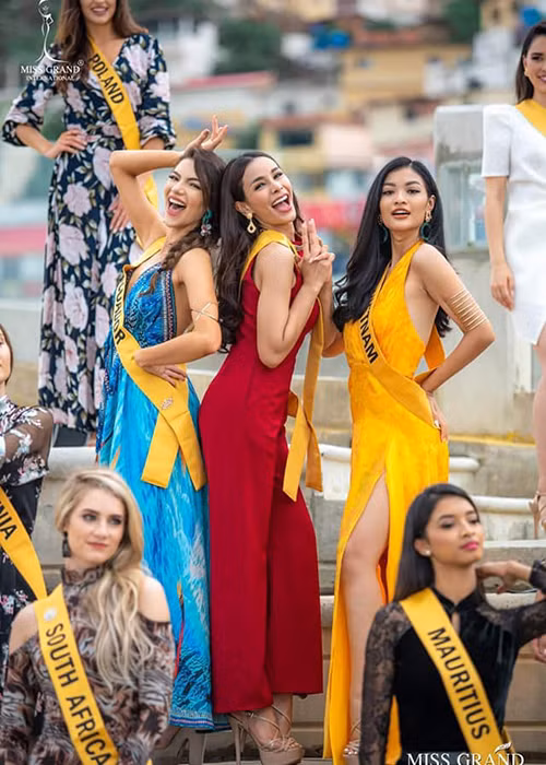 Đại diện Việt Nam giữ nụ cười rạng rỡ, khéo tạo dáng để được nhiếp ảnh gia, người quay phim ưu ái.