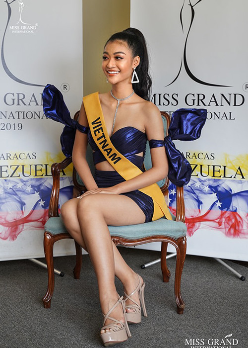 Đại diện Việt Nam bị chê chân ngắn, thô, vòng một không căng đầy gợi cảm.