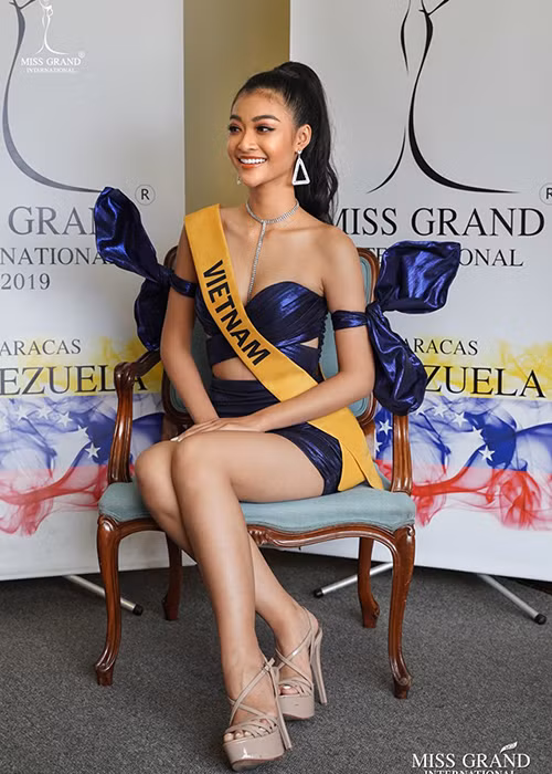 Đại diện Việt Nam bị chê chân ngắn, thô, vòng một không căng đầy gợi cảm.