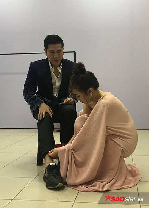 Hình ảnh Lưu Hương Giang chăm sóc ông xã tại sự kiện từng khiến không ít người cảm thấy ngưỡng mộ hạnh phúc của cặp đôi này. Ảnh: Saostar