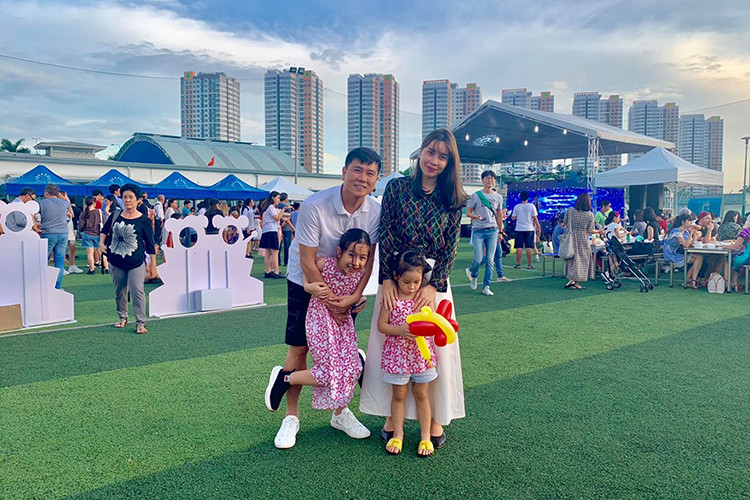 Hình ảnh Lưu Hương Giang và Hồ Hoài Anh đưa hai con đi chơi.