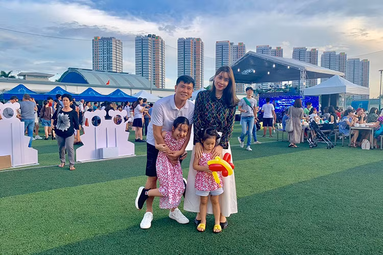 Hình ảnh Lưu Hương Giang và Hồ Hoài Anh đưa hai con đi chơi.